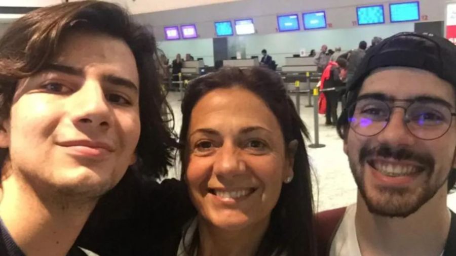 Verónica Cangemi con sus hijos Manuel y Joaquín en uno de los tantos aeropuertos que los ha visto partir o reencontrarse.