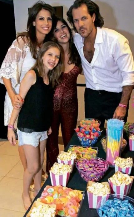 Analía Maiorana junto a Martín Terra y sus hijas, Lola y Malena