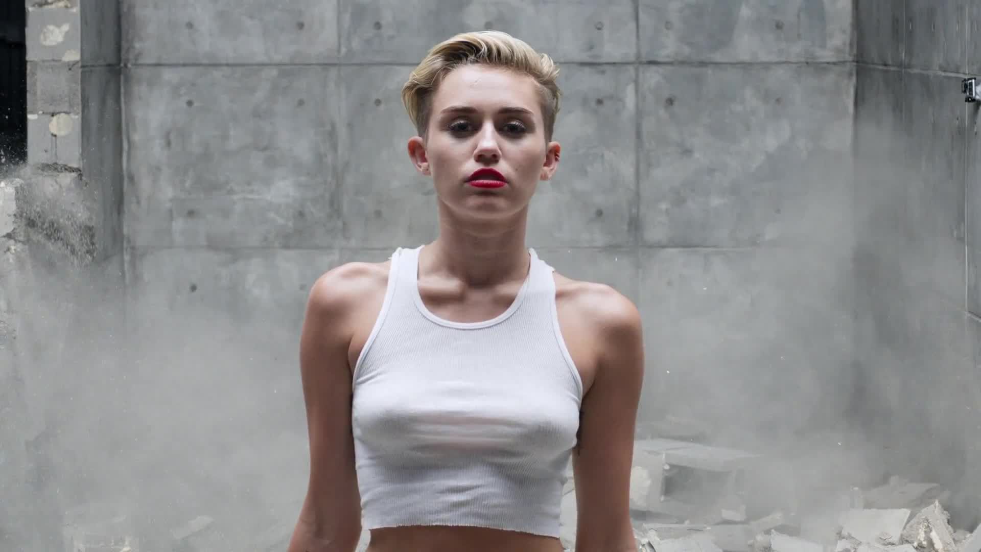 Miley Cyrus Se Desnuda En Su Nuevo Videoclip Exitoina