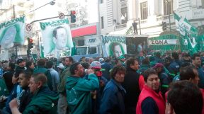 Camioneros se congregan en las afueras del ministerio de Trabajo.