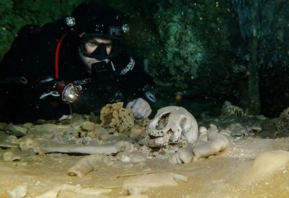 Hallan restos humanos de 9.000 años en la cueva sumergida más grande del mundo