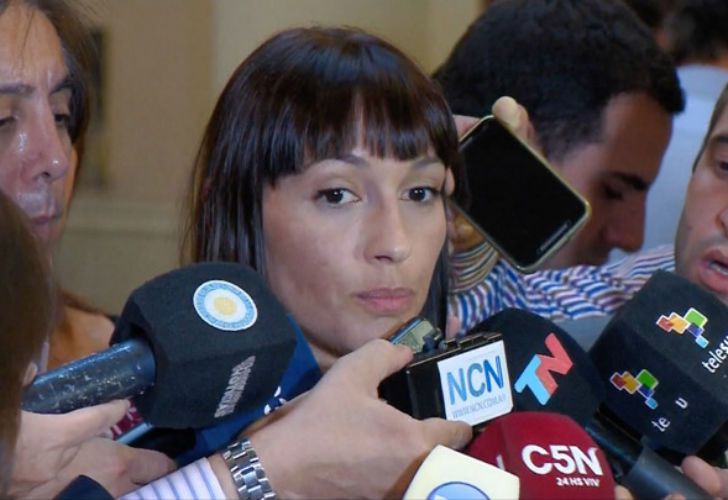 Carrio on fire: $100 de propina y palito para Macri y radicales Carrio on fire: $100 de propina y palito para Macri y radicales