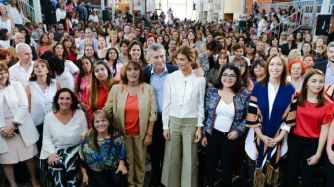 Macri junto a un grupo de mujeres en un acto en el Centro Metropolitano de Diseño.