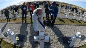 Homenaje a los soldados caídos en la guerra de Malvinas enterrados como NN,
