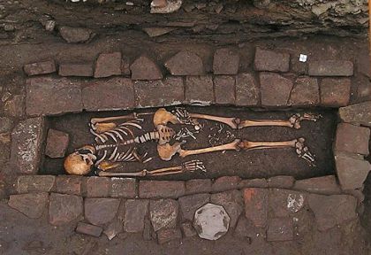 Una tumba medieval revela un estremecedor “nacimiento de ataud”