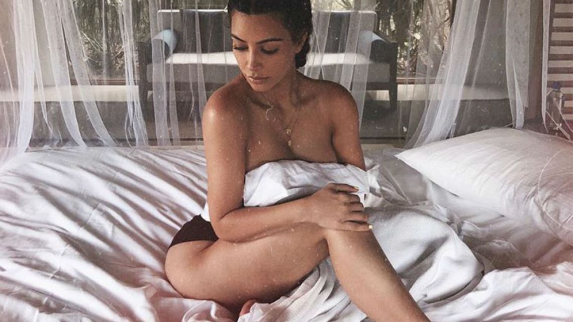 Kim Kardashian Se Desnud Para Usar Su Cuerpo Como Molde Para Su Perfume Exitoina