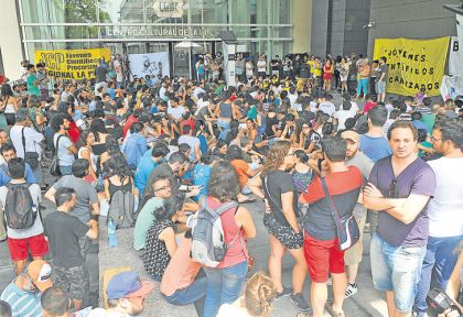 Científicos reclaman por la falta de fondos e insumos