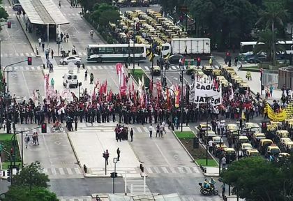 Enfrentamientos y detenidos por corte en la 9 de Julio