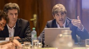 Santiago Bausili, secretario de Finanzas, junto a su jefe Luis Caputo.