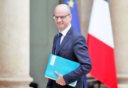 “No hay que endiosar la tecnología”, asegura un ministro francés