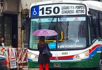 Se plantó ante un colectivero que no la quiso dejar subir y la foto se hizo viral