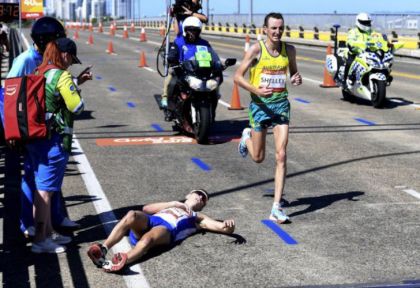 Indignante: atleta colapsó en plena maratón y nadie lo socorrió