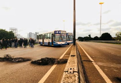 Colapso de tránsito por el corte y paro de los colectiveros