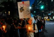 Un centenar de personas se congrega este jueves frente al Congreso de la Nación en una -marcha de velas- para protestar contra los aumentos de tarifas impulsados por el Gobierno Nacional.