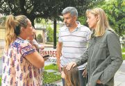 Timbreo. Marcos Peña y Gladys González, ayer hablando con vecinos durante la recorrida por Wilde.