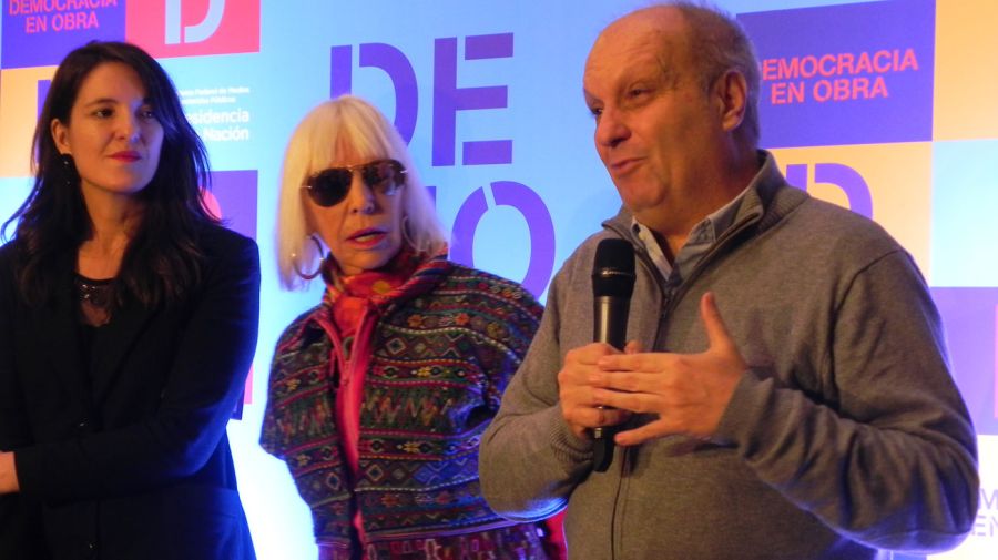 Hernán Lombardi estuvo en la inauguración de la muestra. A su lado Marta Minujin y Gabriela Urtiaga, curadora general de Artes Visuales del CCK.