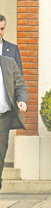 Tras la tormenta. El Presidente y parte de su equipo se dirigen el miércoles 16 al salón de Olivos donde Macri brindó una conferencia de prensa con tono autocrítico.