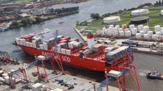 Las exportaciones suben por escalera y no logran compensar a las importaciones, que van por ascensor.