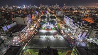 13-06-2018 vista aérea nocturna de manifestantes en el congreso