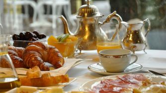 Cuándo conviene en un viaje desayunar en el hotel