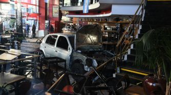 Un auto destruyó el frente de un bar y de una cámara de luz en el barrio porteño de Flores.