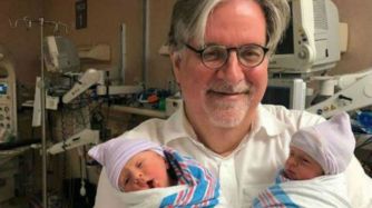 Matt Groening volvió a ser padre de mellizos con la artista argentina Agustina Picasso