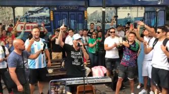 El show de Pablo Lescano con los hinchas argentinos