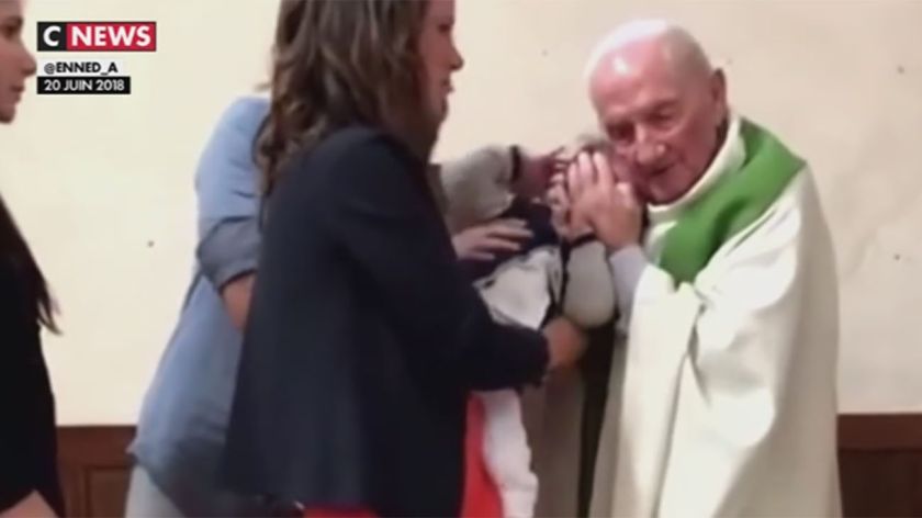 Indignación por cura que abofetea al bebé que estaba bautizando Indignación por cura que abofetea al bebé que estaba bautizando