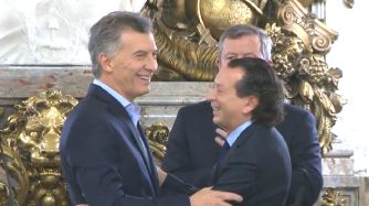 Dante Sica se abraza con Macri tras la jura.