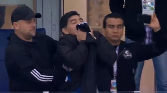 Maradona besó la camiseta de Messi y en Twitter lo acusaron de mufa