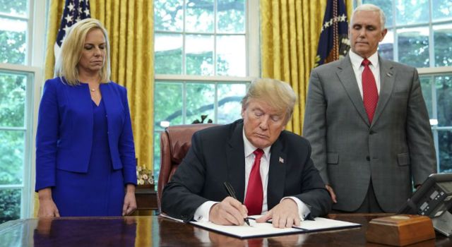 Trump firma el decreto sobre las familias de inmigrantes en la Casa Blanca.