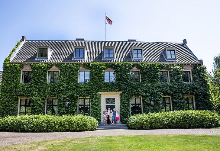 koning-willem-alexander-de-prinses-van-oranje-prinses-alexia-koningin-maxima-en-prinses-ariane-voor-de-eikenhorst-zomer-2018