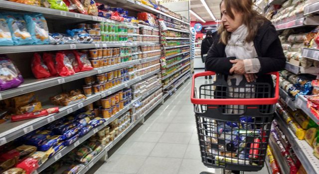 El salto cambiario aceleró la inflación, hizo volar la tasa de interés y provocó desconfianza, lo que frenó bruscamente al consumo.