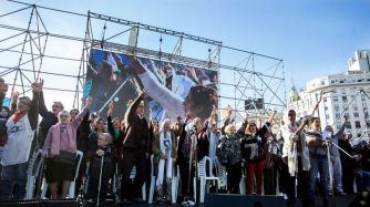 Opositores, marchando contra el Gobierno en Obelisco.