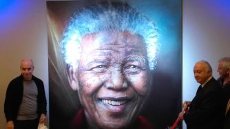 Descubren retrato de Mandela en la Casa de Gobierno de la Ciudad.