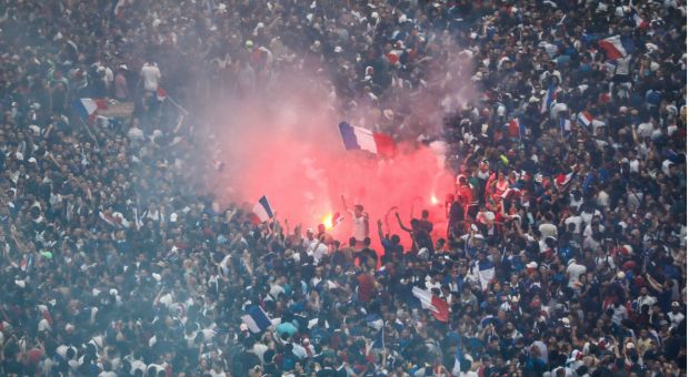 Los festejos en la calles de París terminaron con incidentes