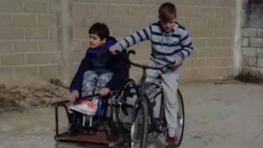 Resultado de imagen para ConstruyÃ³ una bici para andar con su amigo en silla de ruedas