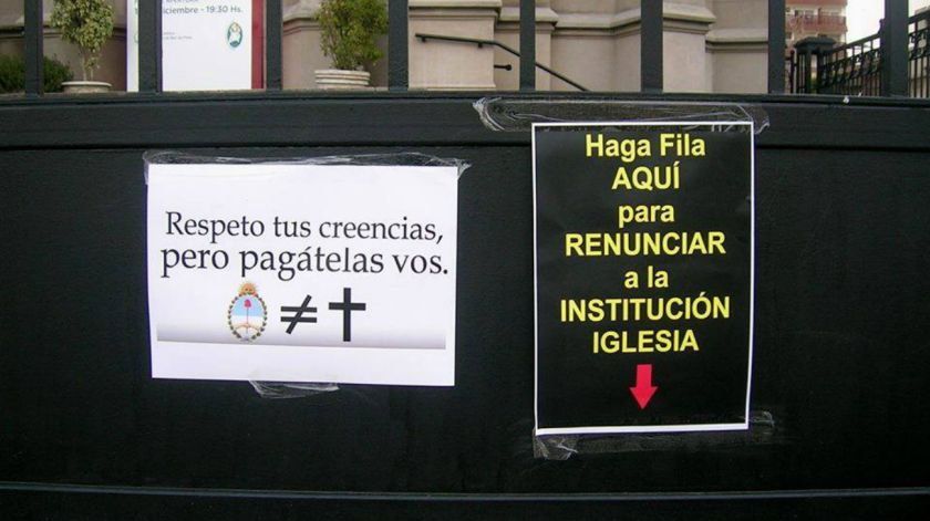Miles de argentinos hacen largas filas para renunciar a la Iglesia