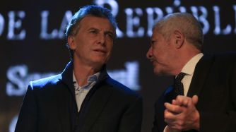 Macri escucha a Dante Camaño en la cena de La Rural.