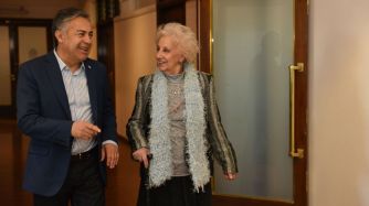 Estela de Carlotto junto al gobernador Alfredo Cornejo en Mendoza.