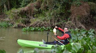 Pesca en kayak entre las islas del río Paraná