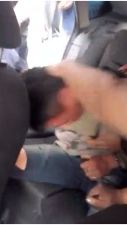 Con ayuda de un policía, los vecinos lincharon a un ladrón de celulares