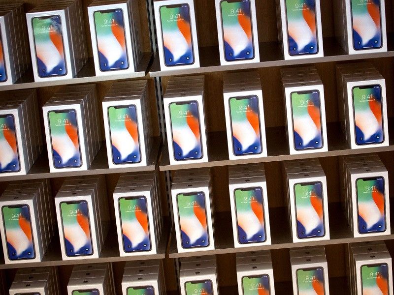 Bloomberg también reportó la llegada de tres nuevos iPhone