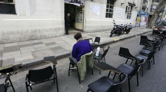 La postal de este jueves en Psicología, en Yrigoyen al 3200, con bancos en la calle.