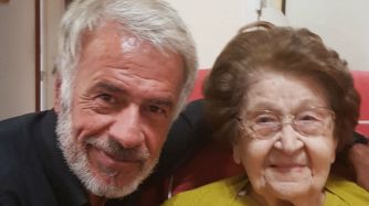La madre de José Manuel De la Sota fue a despedirlo al Centro Cívico