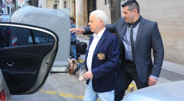 Viernes 21. El ex magistrado sale de su departamento y sube a un auto de su custodia.