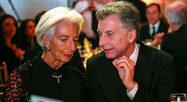 El mandatario argentino asistió a la cena acompañado por su esposa, Juliana Awada, y se sentó junto a la directora gerente del FMI, Christine Lagarde