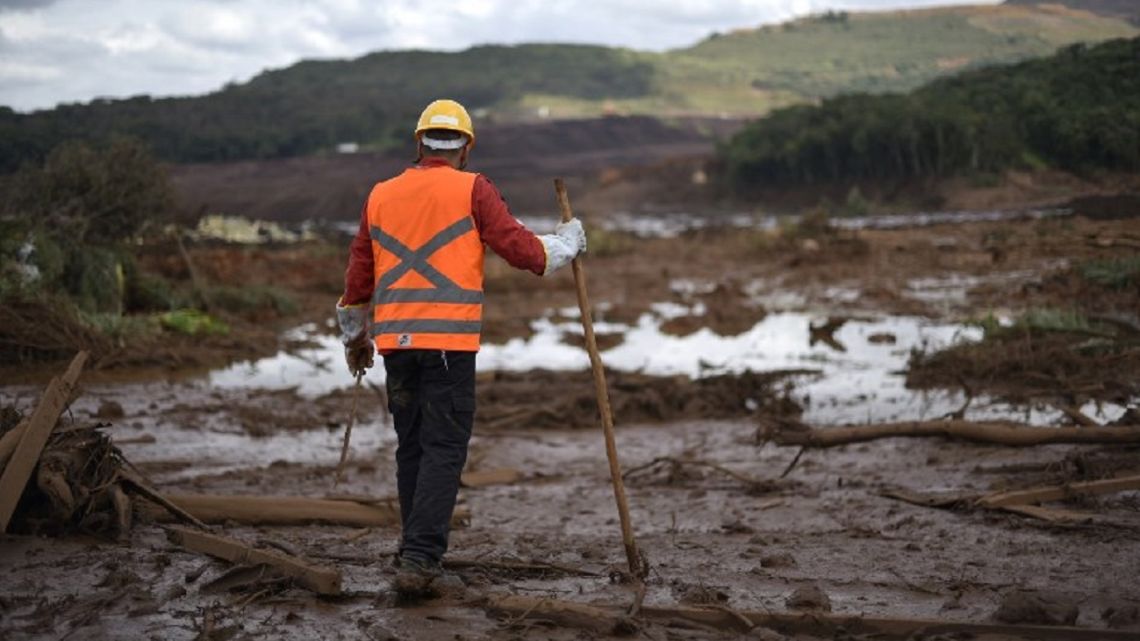 El colapso de la represa en Brasil ya dejó 34 muertos y unos 300