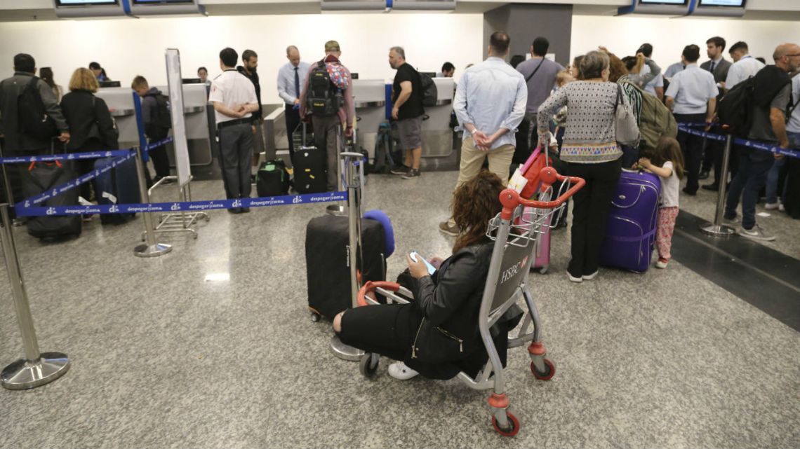 Demoras Y Cancelaciones En Ezeiza Y Aeroparque Por Asambleas De