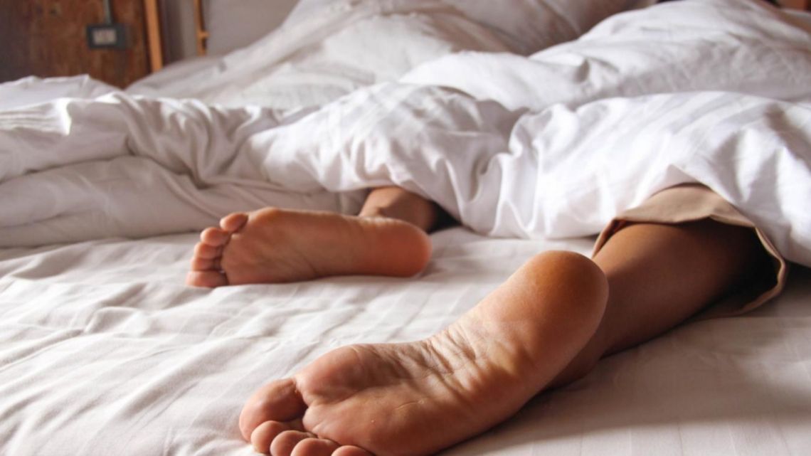 Горячая баба со стройными ножками вылизывает соски подруги на кровати